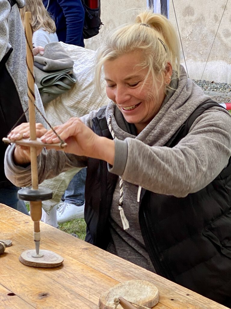 Britt Pioch beim steinzeitlichen Steinebohren
